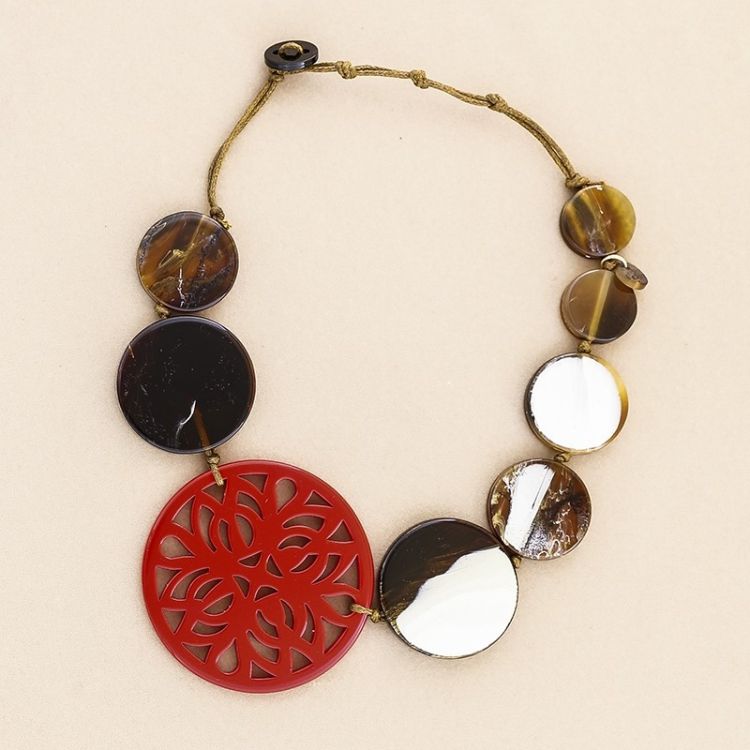 RESIN FRETWORK MEDALLION BEADS SHORT NECKLACE 2