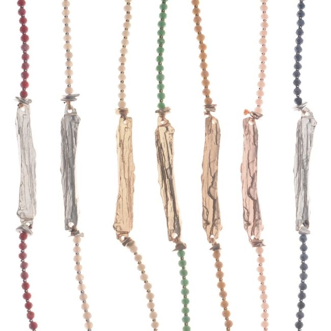 LONG NECKLACE WITH FACETED CRYSTALS AND METAL BEADS