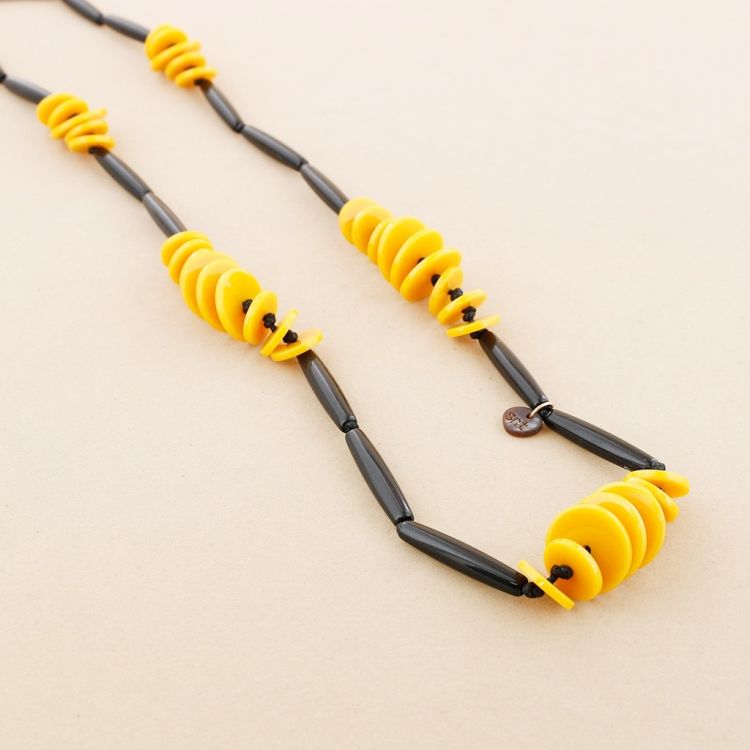 LONG NECKLACE WITH RESIN BEADS