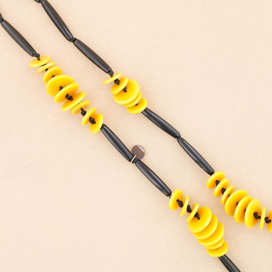 LONG NECKLACE WITH RESIN BEADS