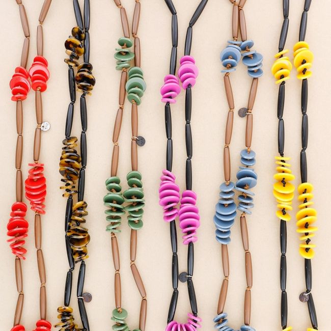 LONG NECKLACE WITH RESIN BEADS