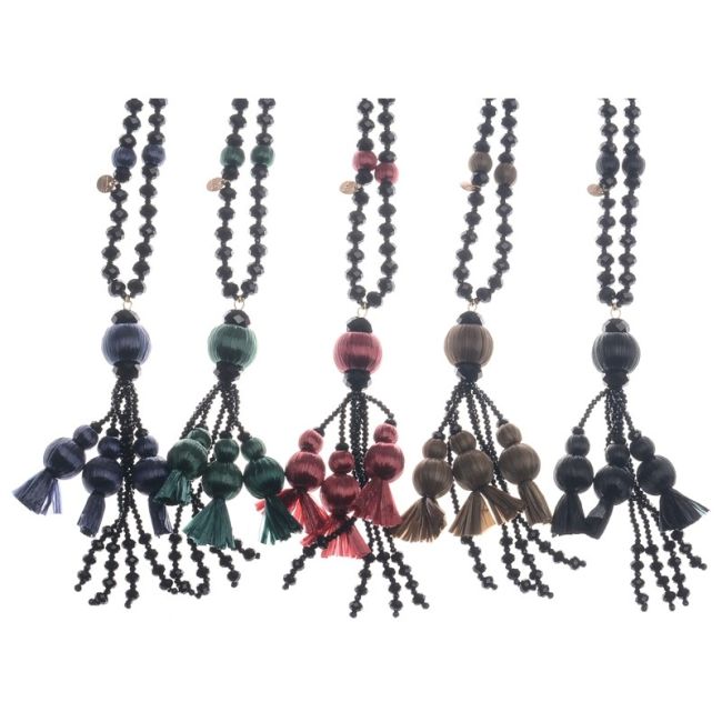 LONG PENDANT NECKLACE WITH RAFFIA BEADS
