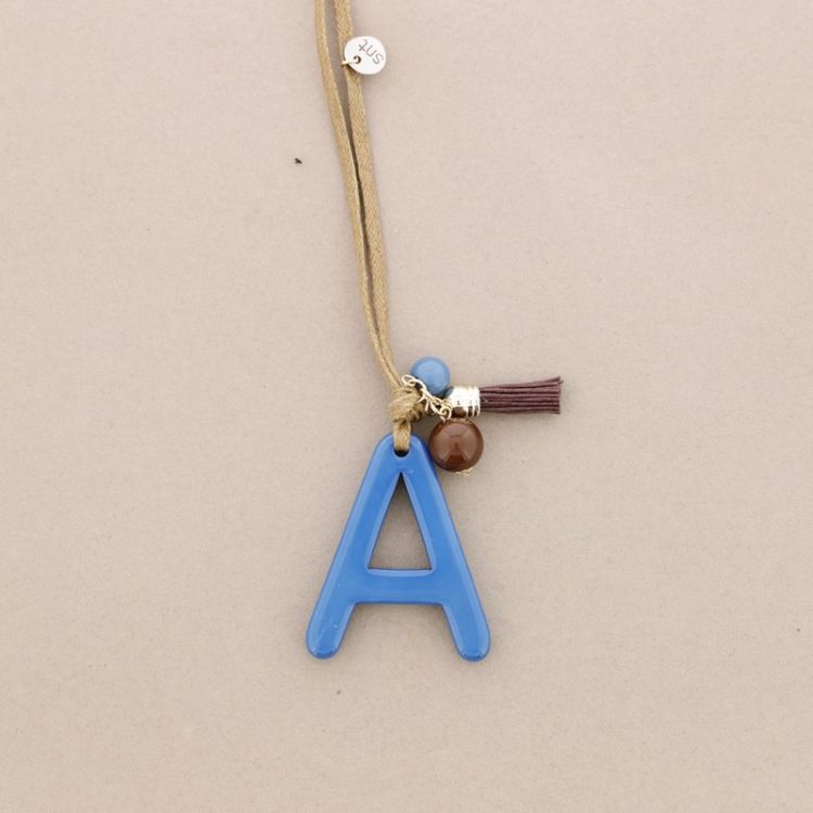 COLLAR LARGO COLGANTE LETRA INICIAL A RESINA