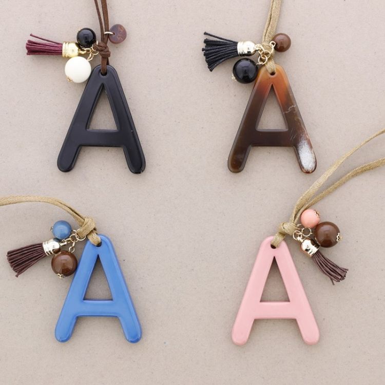 COLLAR LARGO COLGANTE LETRA INICIAL A RESINA 2