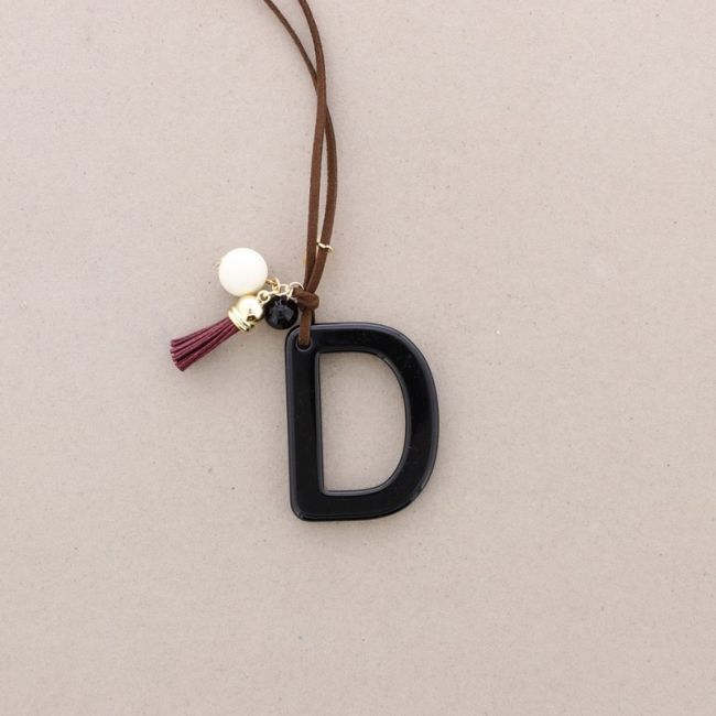 COLLAR LARGO COLGANTE LETRA INICIAL D RESINA