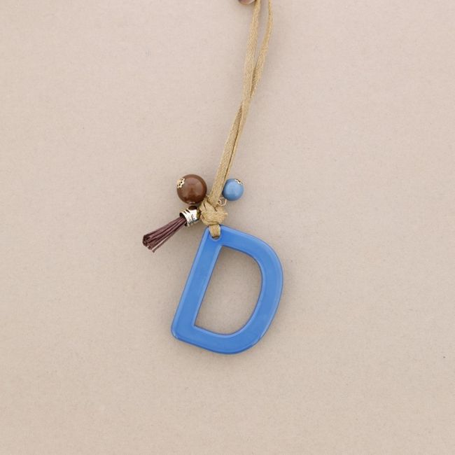 COLLAR LARGO COLGANTE LETRA INICIAL D RESINA