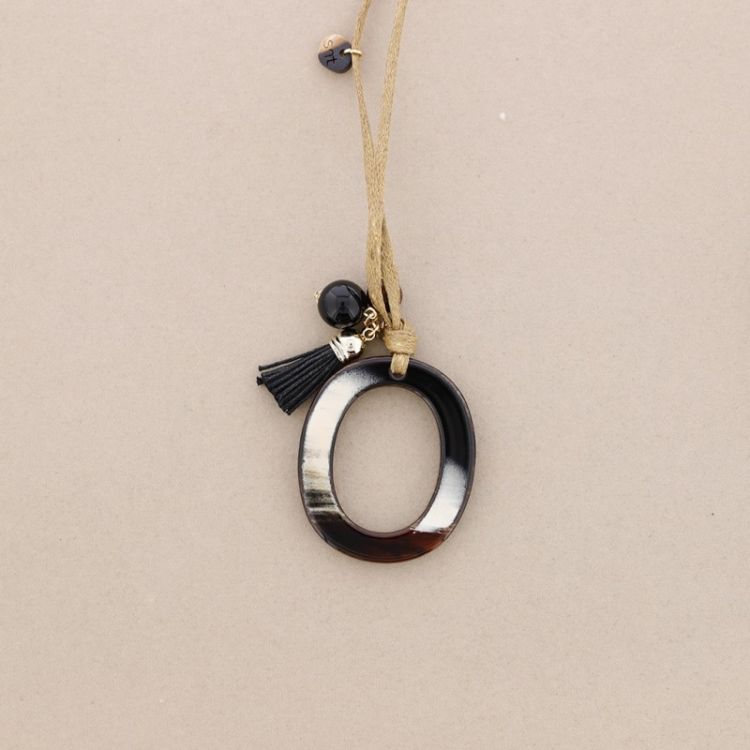 COLLAR LARGO COLGANTE LETRA INICIAL O RESINA