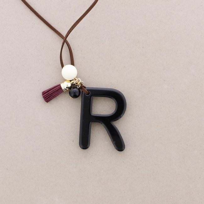 COLLAR LARGO COLGANTE LETRA INICIAL R RESINA
