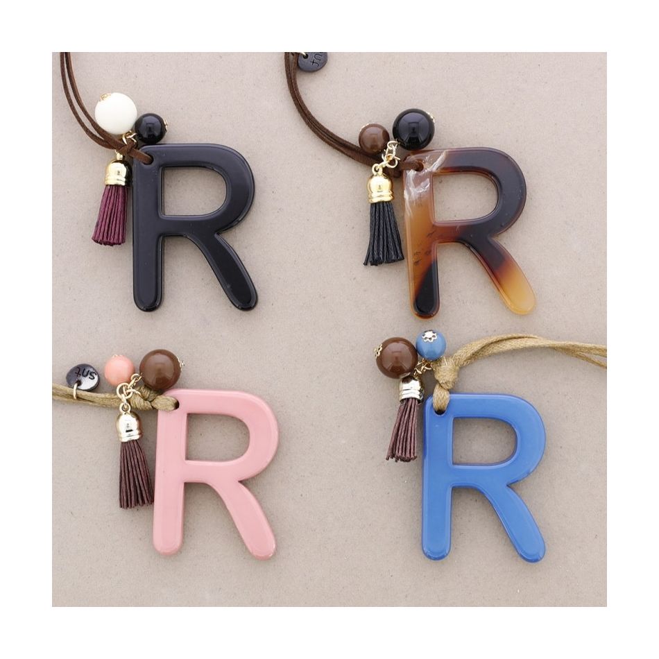COLLAR LARGO COLGANTE LETRA INICIAL R RESINA