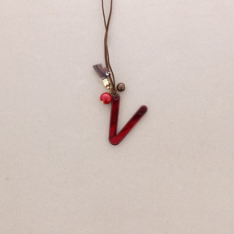 COLLAR LARGO COLGANTE LETRA INICIAL V RESINA 2