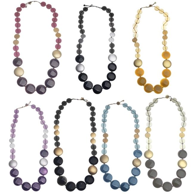 LONG NECKLACE WITH RESIN BEADS