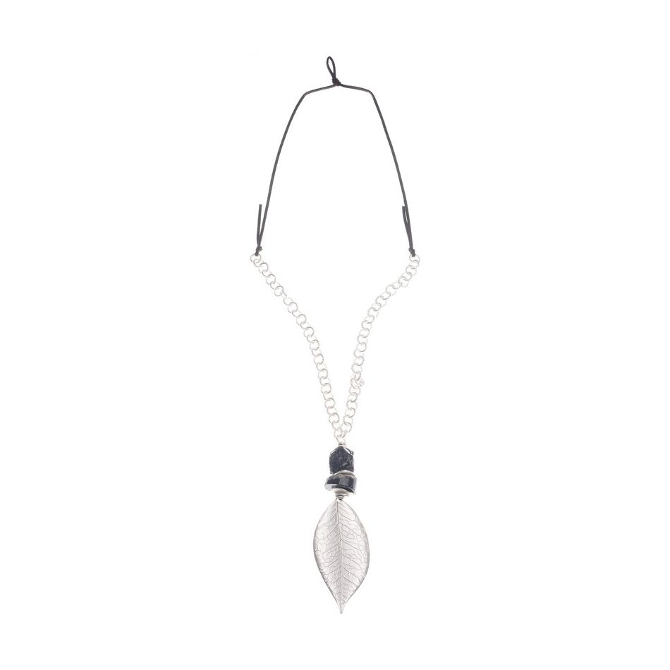METAL LEAF PENDANT LONG NECKLACE