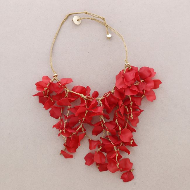 RESIN PETALS PENDANT SHORT NECKLACE