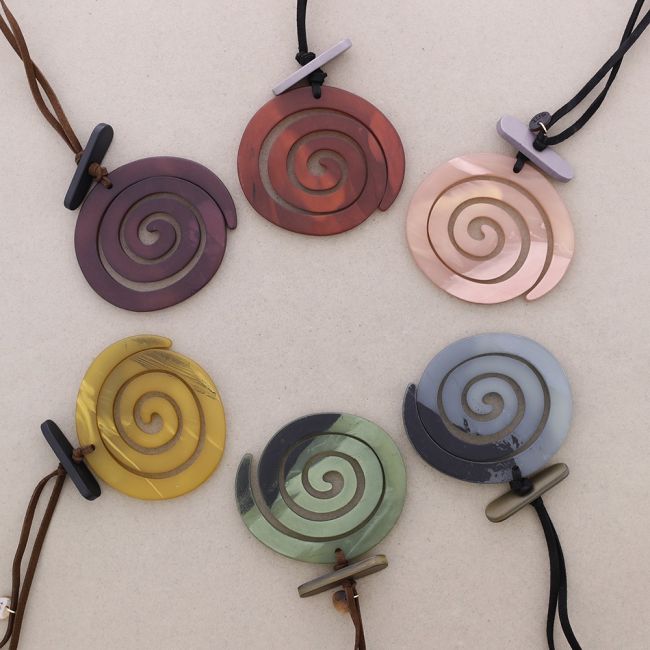 COLLAR LARGO COLGANTE ESPIRAL RESINA