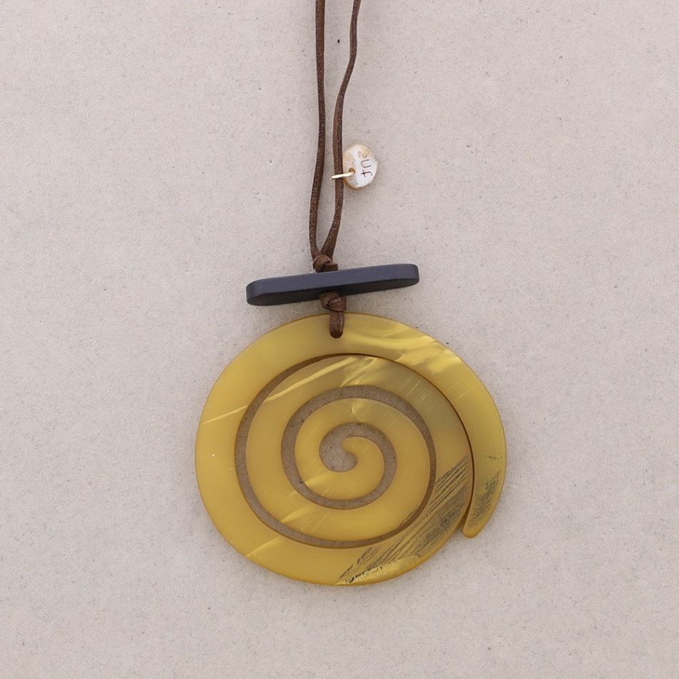 COLLAR LARGO COLGANTE ESPIRAL RESINA