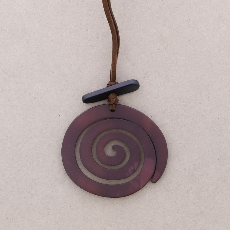 COLLAR LARGO COLGANTE ESPIRAL RESINA 2
