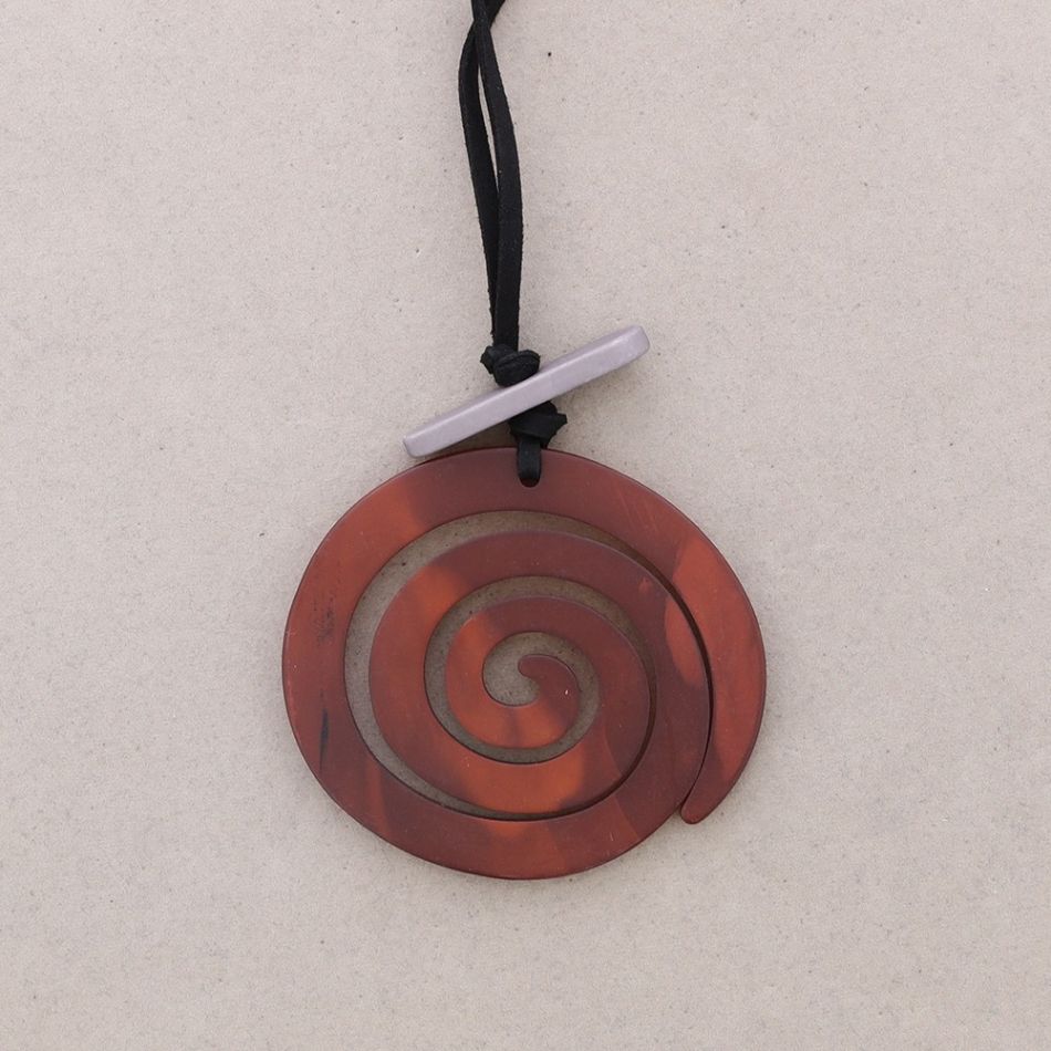 COLLAR LARGO COLGANTE ESPIRAL RESINA