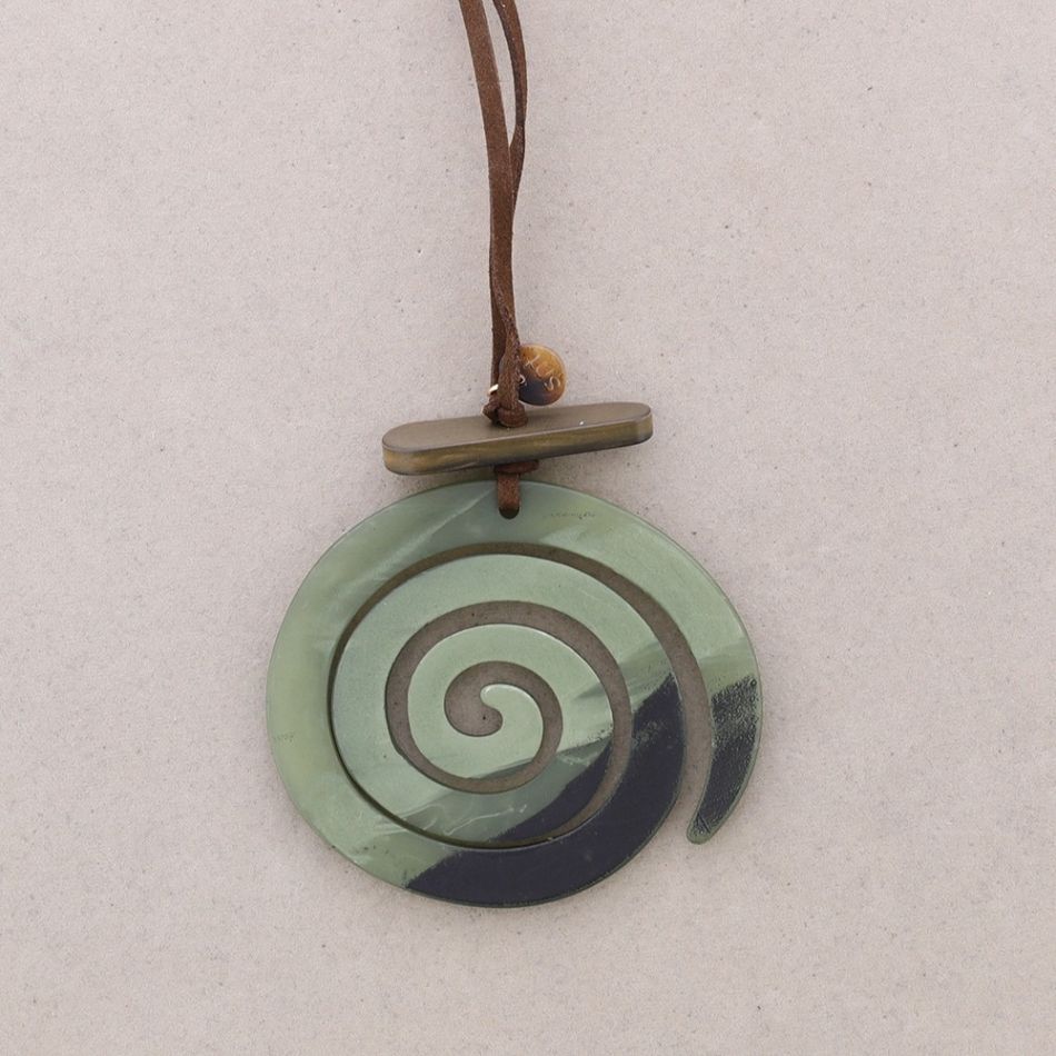 COLLAR LARGO COLGANTE ESPIRAL RESINA