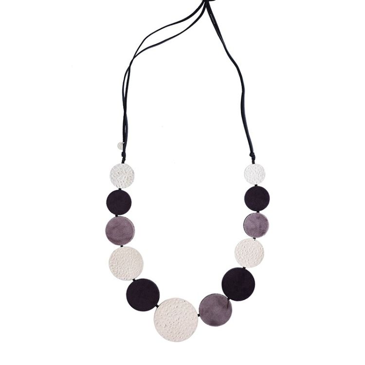 COLLAR LARGO MEDALLAS METAL CUERO