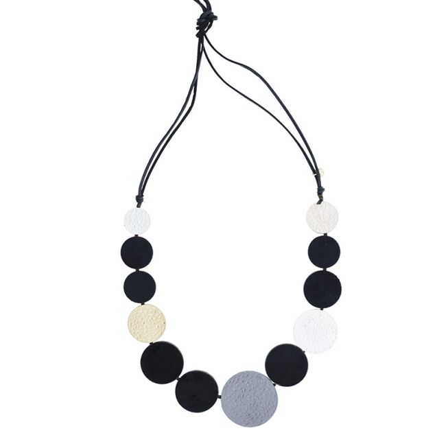 COLLAR LARGO MEDALLAS METAL CUERO
