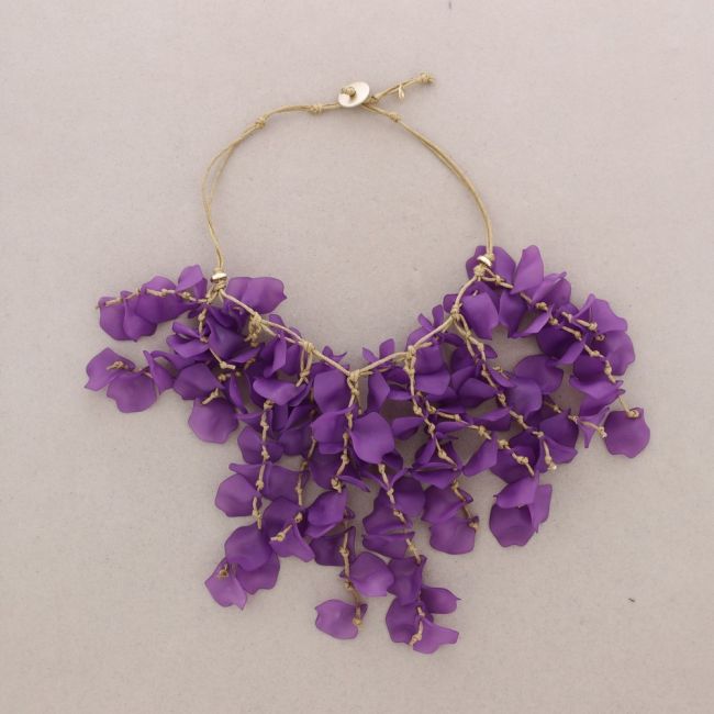 RESIN PETALS PENDANT SHORT NECKLACE