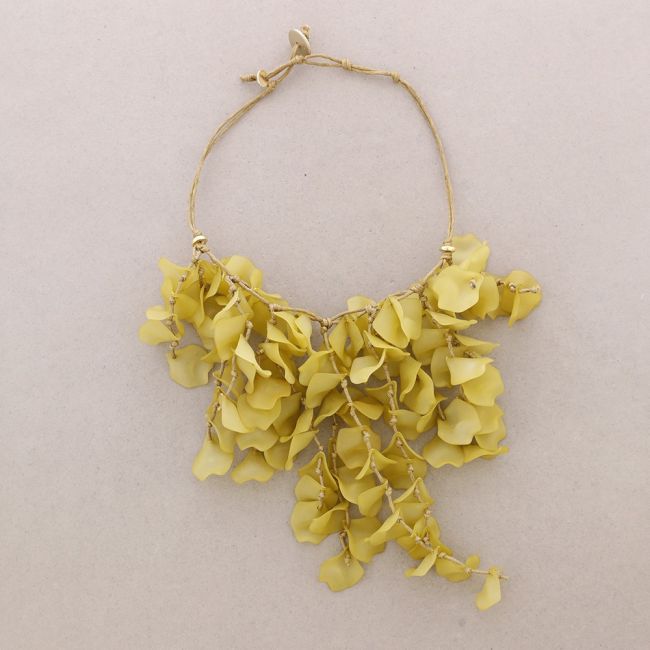 RESIN PETALS PENDANT SHORT NECKLACE