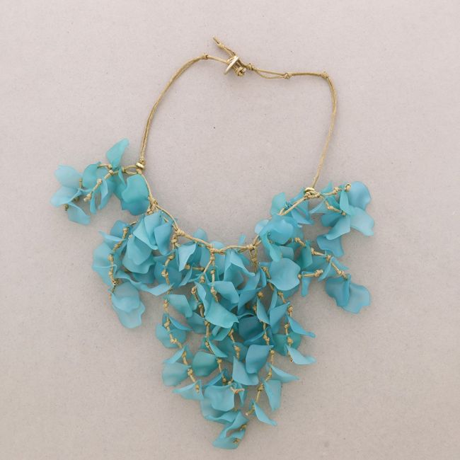 COLLAR RESINA PÉTALOS