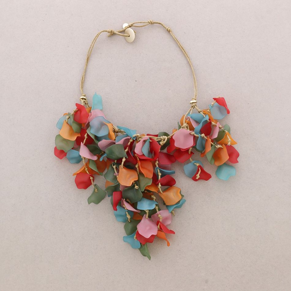 RESIN PETALS PENDANT SHORT NECKLACE