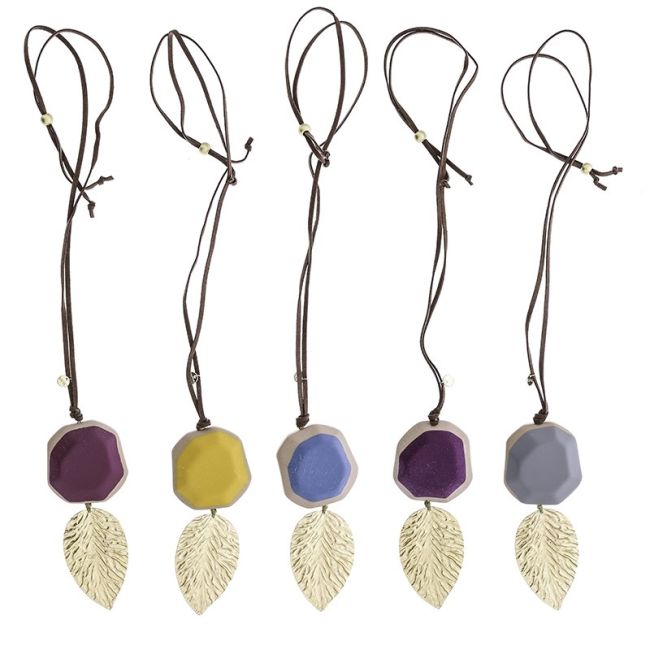 METAL LEAF RESIN PENDANT LONG NECKLACE