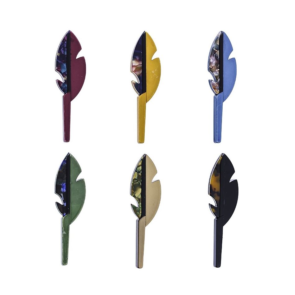 BROCHE PLUMA ESTAMPADO RESINA
