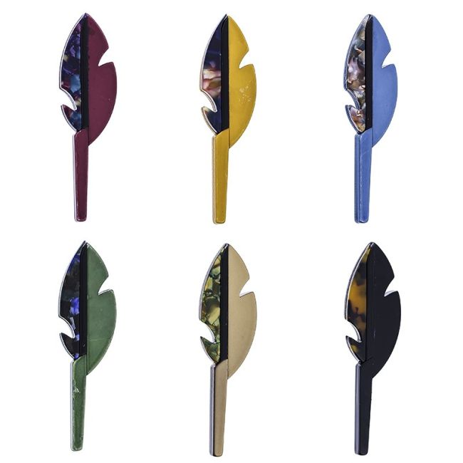 BROCHE PLUMA ESTAMPADO RESINA