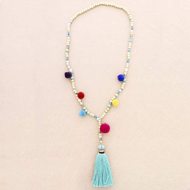 COLLAR LARGO CUENTAS MADERA POMPONES FLECO