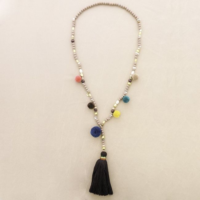 LONG NECKLACE WITH WOODEN BEADS WITH POMPOMS FRINGE