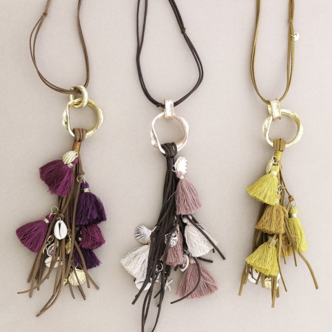 LONG NECKLACE WITH METAL RING PENDANT WITH FRINGES