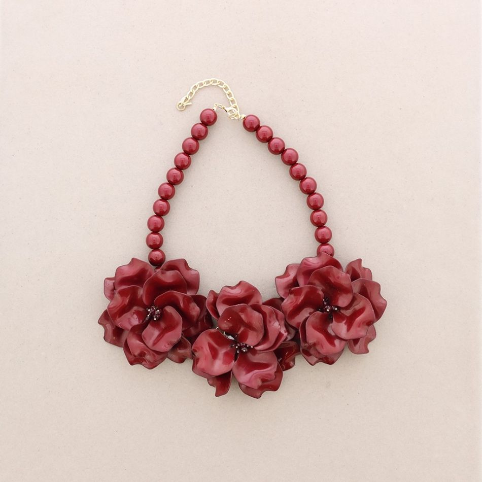 TRIPLE FLOWER SHORT NECKLACE WITH BEADS
