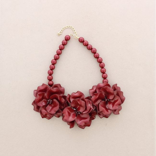 TRIPLE FLOWER SHORT NECKLACE WITH BEADS