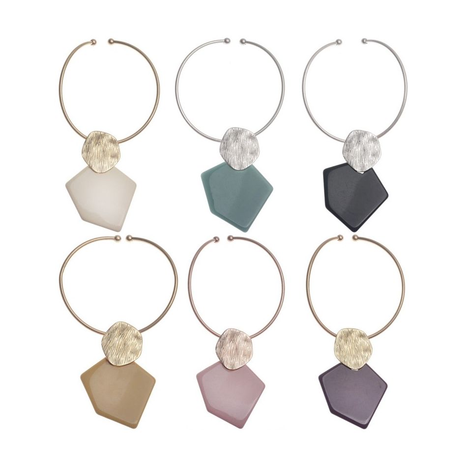 METAL RESIN PENDANT SHORT NECKLACE