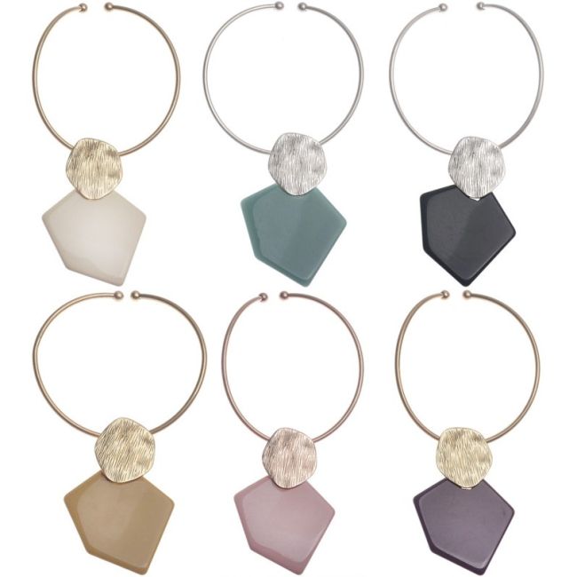 METAL RESIN PENDANT SHORT NECKLACE