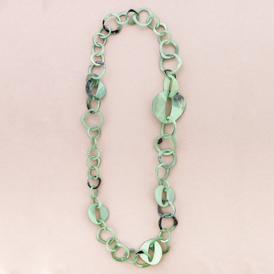 COLLAR LARGO ESLABONES RESINA