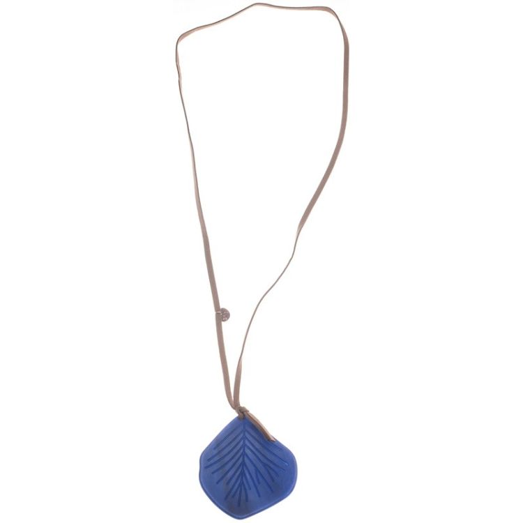 COLLAR LARGO COLGANTE HOJA RESINA