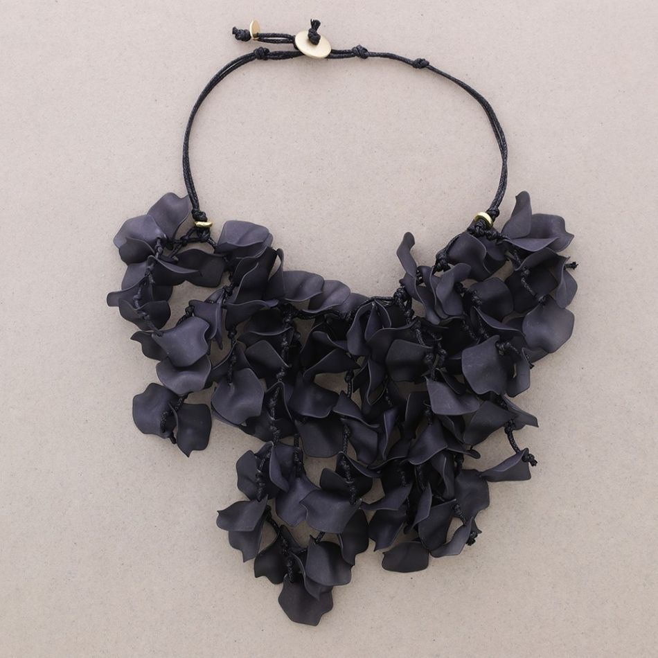 RESIN PETALS PENDANT SHORT NECKLACE