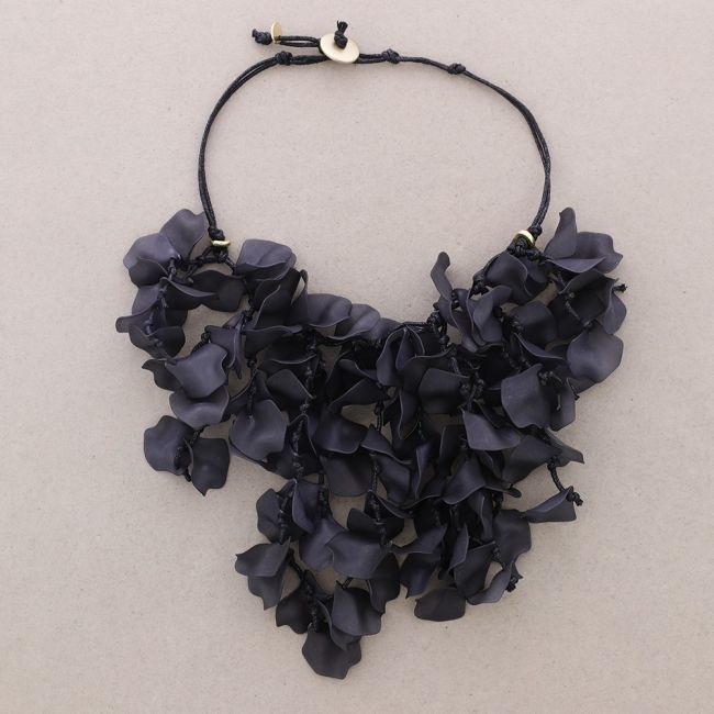 RESIN PETALS PENDANT SHORT NECKLACE