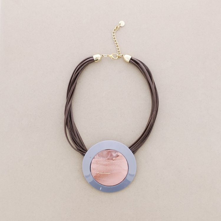 RESIN MEDALLION SHORT NECKLACE