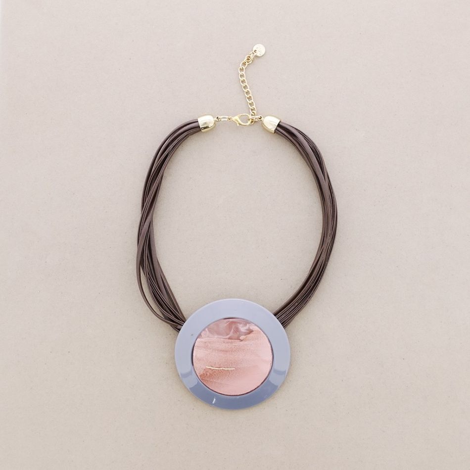 RESIN MEDALLION SHORT NECKLACE