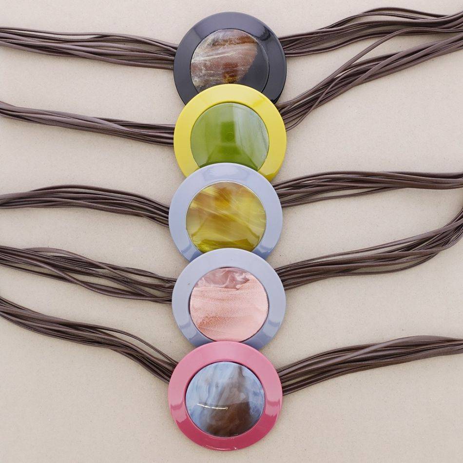RESIN MEDALLION SHORT NECKLACE