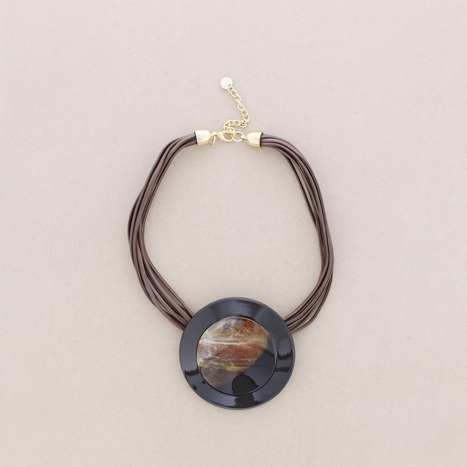 RESIN MEDALLION SHORT NECKLACE