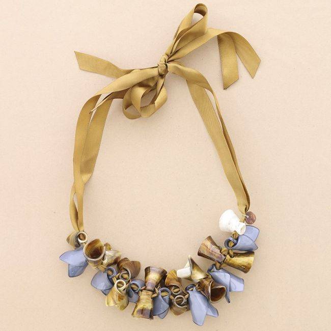 RESIN FLOWERS SHORT NECKLACE
