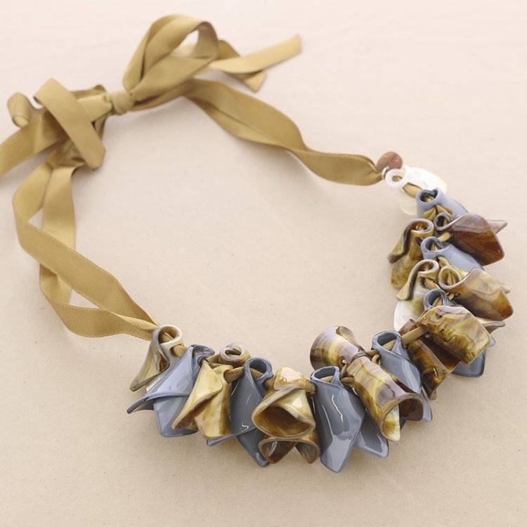 RESIN FLOWERS SHORT NECKLACE