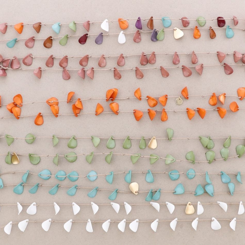 DOUBLE LONG NECKLACE WITH RESIN PETALS PENDANTS
