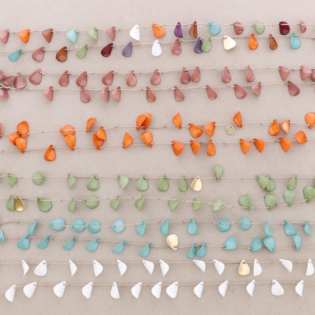 DOUBLE LONG NECKLACE WITH RESIN PETALS PENDANTS